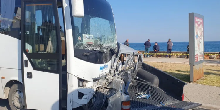 Midibüs ile pikap çarpıştı
