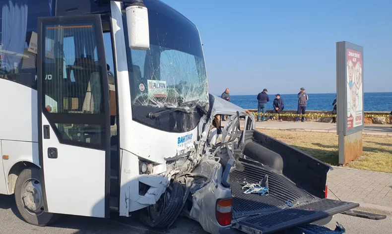 Midibüs ile pikap çarpıştı
