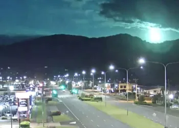 Düşen meteor gökyüzünü aydınlattı