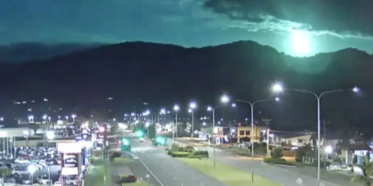Düşen meteor gökyüzünü aydınlattı