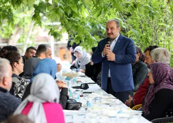 Bakan Varank Gemlik’teki depremzedelerle buluştu
