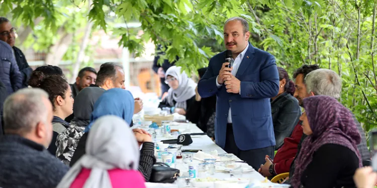 Bakan Varank Gemlik’teki depremzedelerle buluştu