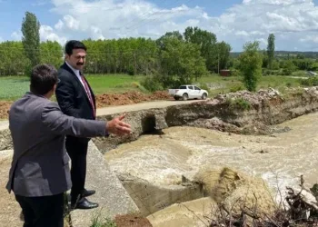 Köy yolu ve köprü yıkıldı