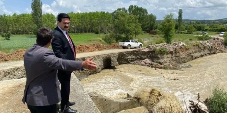 Köy yolu ve köprü yıkıldı