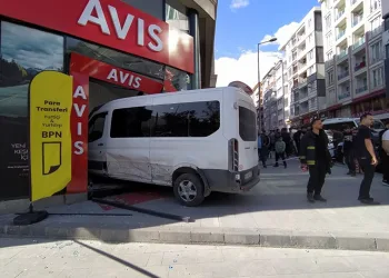 Otomobille minibüs çarpıştı: 7 yaralı
