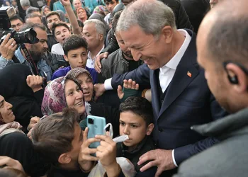 Bakan Akar’a vatandaşlardan yoğun ilgi