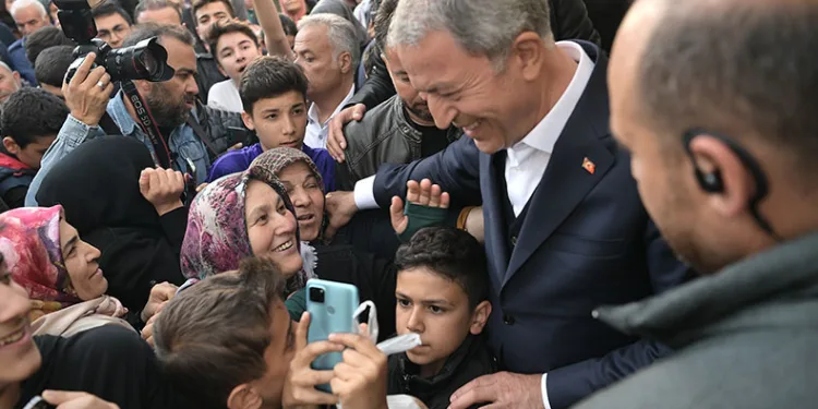 Bakan Akar’a vatandaşlardan yoğun ilgi
