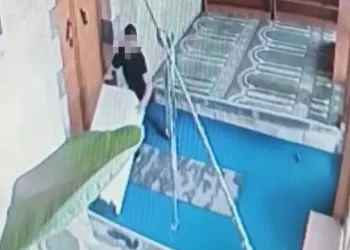 Camideki yardım kasasını çalarken, altında kaldı