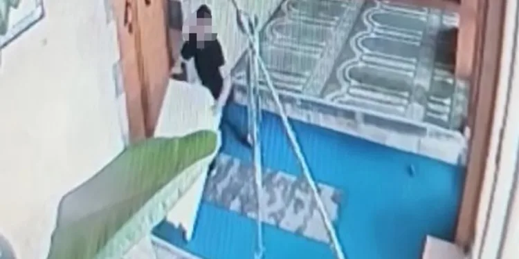 Camideki yardım kasasını çalarken, altında kaldı