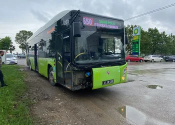Otomobil ile yolcu otobüsü çarpıştı