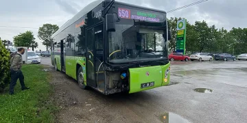 Otomobil ile yolcu otobüsü çarpıştı