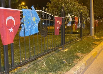 Siyasi partilerin bayraklarını indiren şahısalar yakalandı
