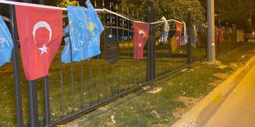 Siyasi partilerin bayraklarını indiren şahısalar yakalandı
