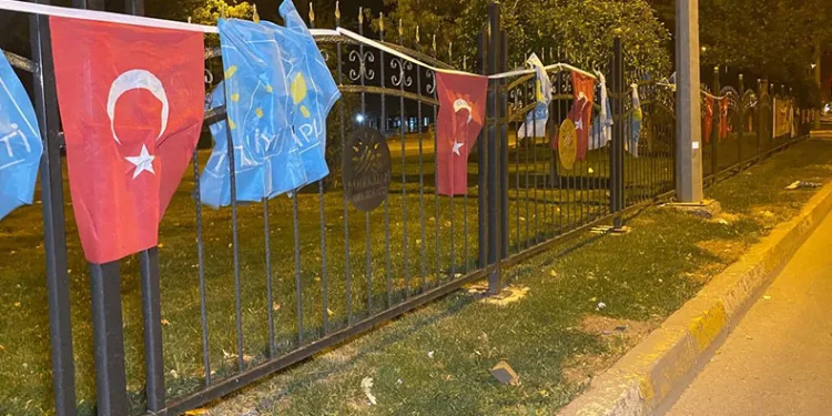 Siyasi partilerin bayraklarını indiren şahısalar yakalandı