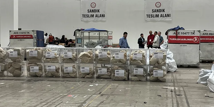 Oylar 5 kilitli çelik kapıyla korunuyor