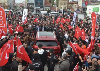 Yağmurun altında saatlerce TOGG’u beklediler