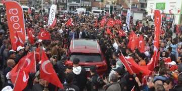 Yağmurun altında saatlerce TOGG’u beklediler