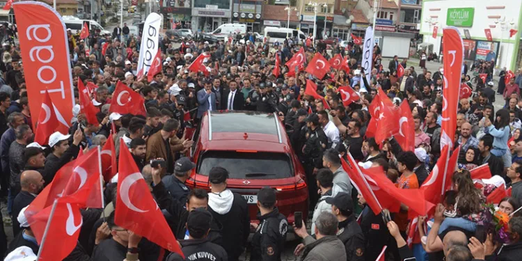 Yağmurun altında saatlerce TOGG’u beklediler