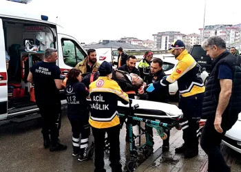 Bursa’da iki otomobil çarpıştı