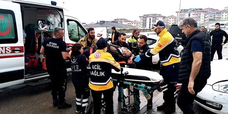 Bursa’da iki otomobil çarpıştı