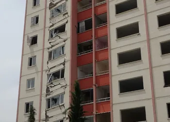 Depremde tek tarfalı çöktü