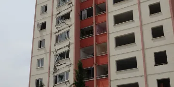 Depremde tek tarfalı çöktü