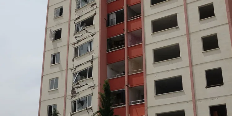 Depremde tek tarfalı çöktü