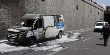 Seyir halindeki kamyonet cayır cayır yandı