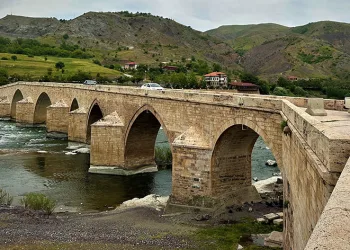 Tarihi Palu Köprüsü ihtişamını koruyor