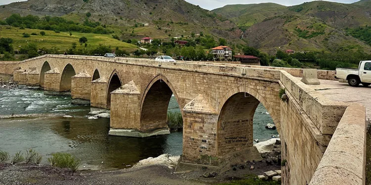 Tarihi Palu Köprüsü ihtişamını koruyor