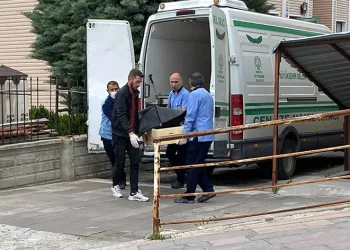 Evinin önünde silahlı saldırıya uğradı
