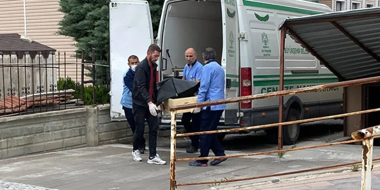 Evinin önünde silahlı saldırıya uğradı