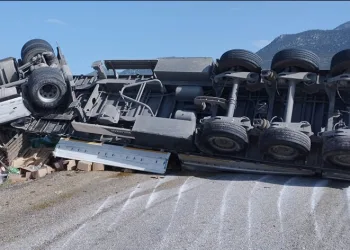 Devrilen tır yolu ulaşıma kapattı