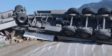 Devrilen tır yolu ulaşıma kapattı