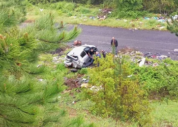 Bursa’da otomobil uçuruma devrildi