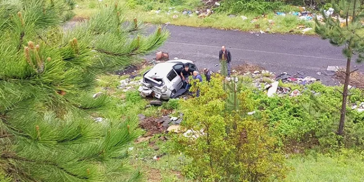 Bursa’da otomobil uçuruma devrildi