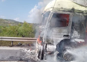 Otoyolda yanan tır kullanılmaz hale geldi