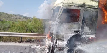 Otoyolda yanan tır kullanılmaz hale geldi