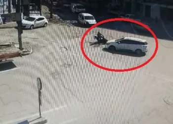 Bursa’da motosikletle otomobilin çarpışmasından son anda kurtuldu