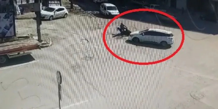 Bursa’da motosikletle otomobilin çarpışmasından son anda kurtuldu