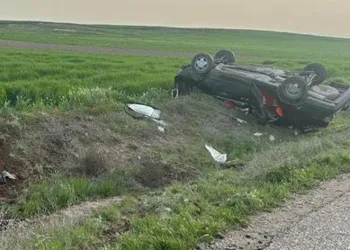 Takla atan otomobilde 2 kişi yaralandı
