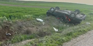 Takla atan otomobilde 2 kişi yaralandı