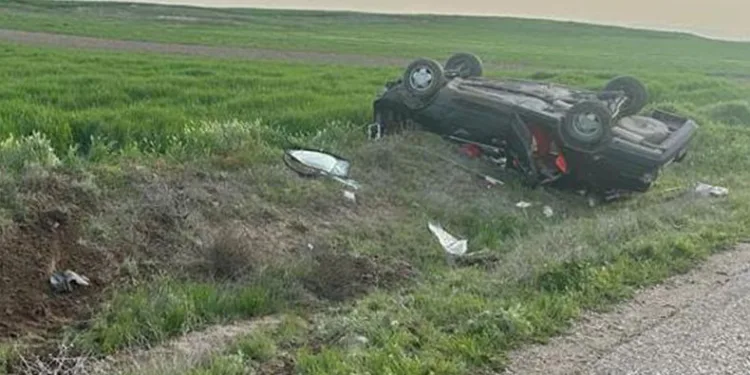 Takla atan otomobilde 2 kişi yaralandı