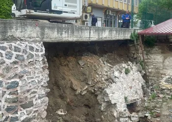 Bursa’da tarihi alanın istinat duvarı çöktü