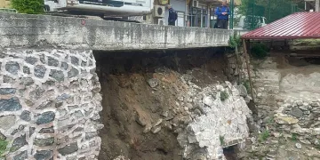 Bursa’da tarihi alanın istinat duvarı çöktü