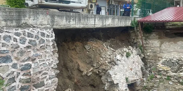 Bursa’da tarihi alanın istinat duvarı çöktü