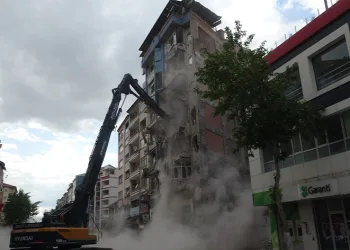 Ağır hasarlı binanın yıkımını film gibi izlediler