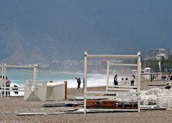 Cankurtaran kuleleri domino taşı gibi devirdi
