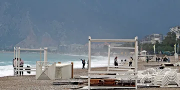 Cankurtaran kuleleri domino taşı gibi devirdi