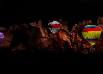Kapadokya’da tarih peribacalarına yansıtıldı